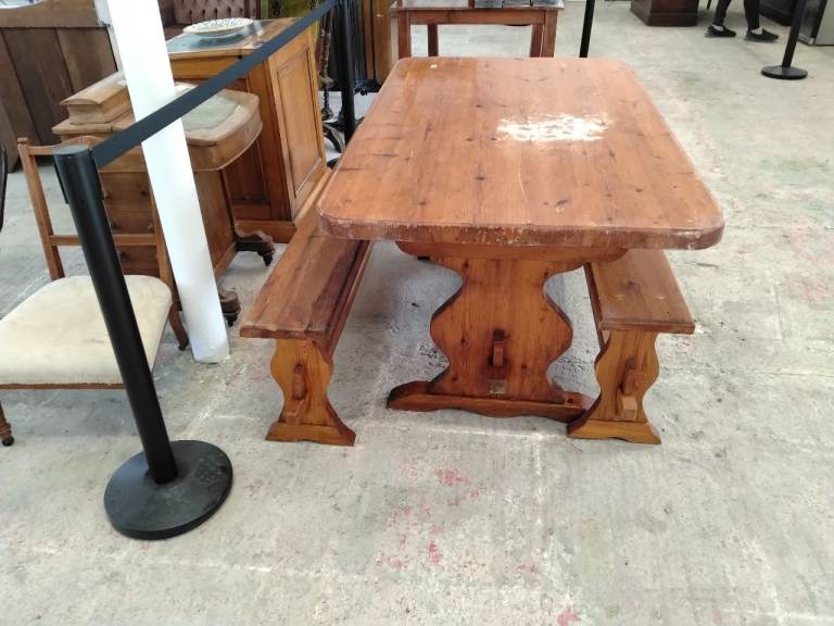 Breakfast table @benches