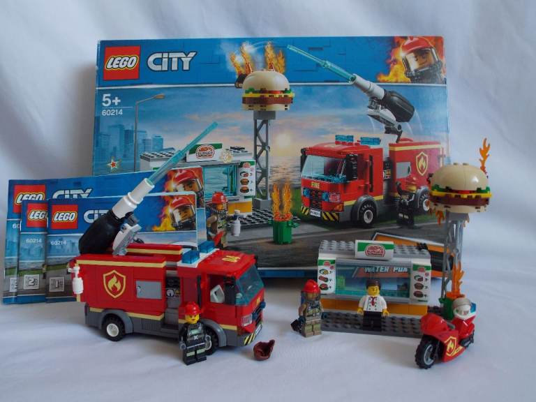 LEGO CITY 60214 Burger Bar Fire Rescue Boxed and 100% Complete RETIRED SET