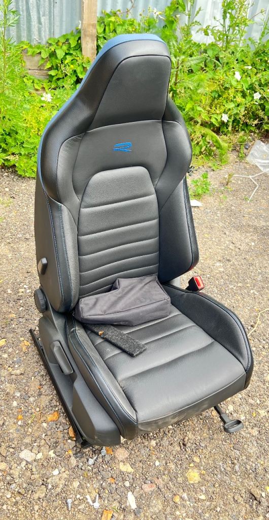 Volkswagen Golf R / GTI – Black Leather Blue Stitching – Excellent Condition