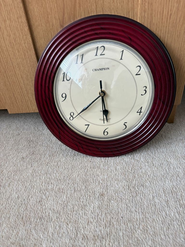 Maroon wall clock, Good condition Bargain price Cash only 