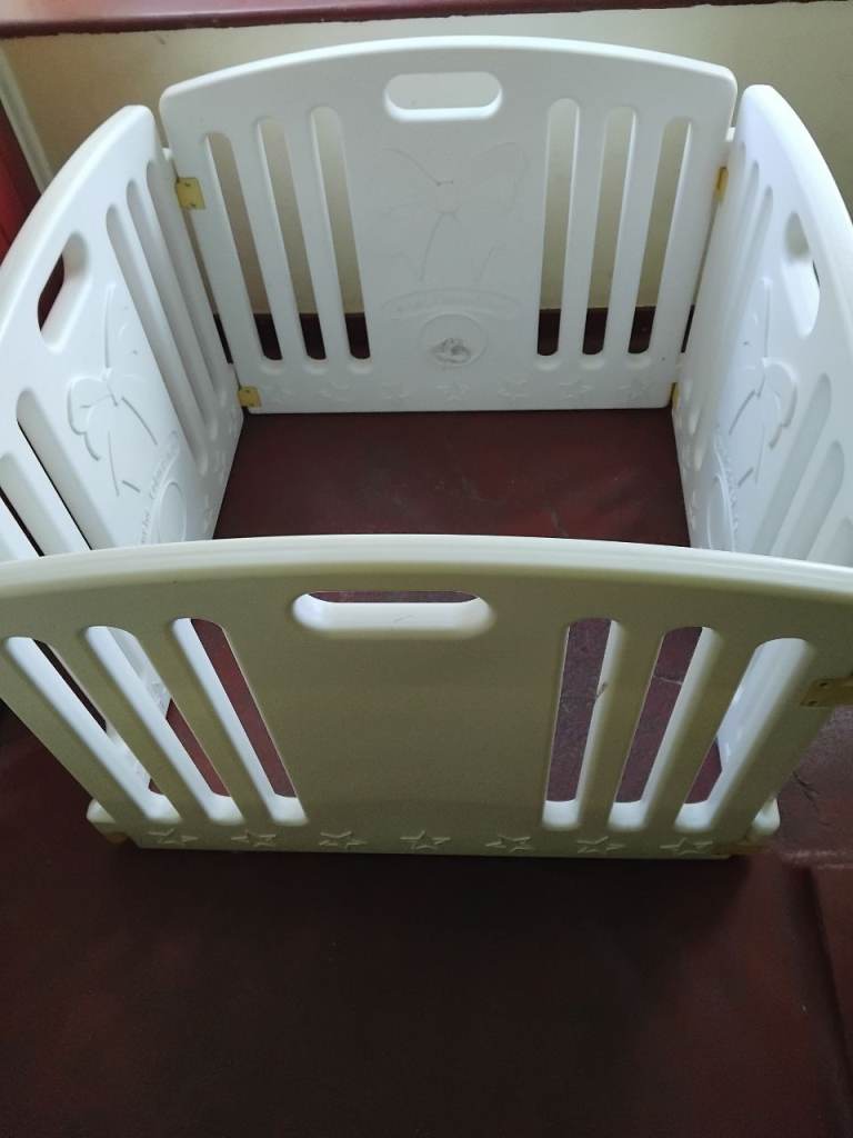 Baby / puppy pen 