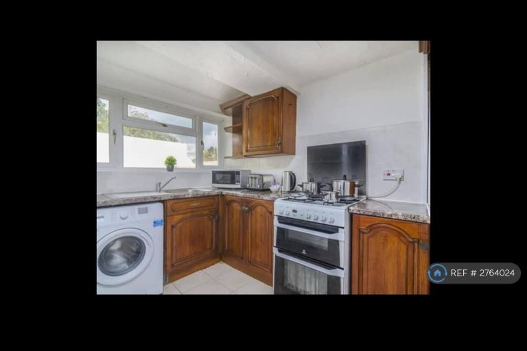 6 bedroom house in Albany Road, Chatham, ME4 (6 bed) (#2764024)