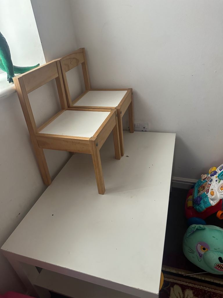 Kids table and chairs 