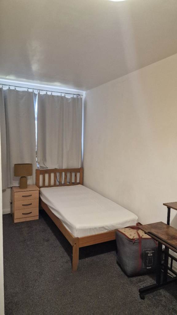 Single bedroom for rent 