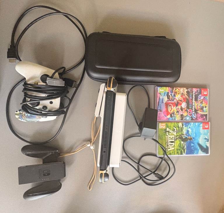 Nintendo Switch OLED Zelda Edition Bundle + Mario Kart 8 + Zelda BOTW + Extra Controller