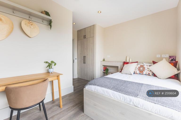 1 bedroom in Augustus Road, London, SW19 (#2519934)