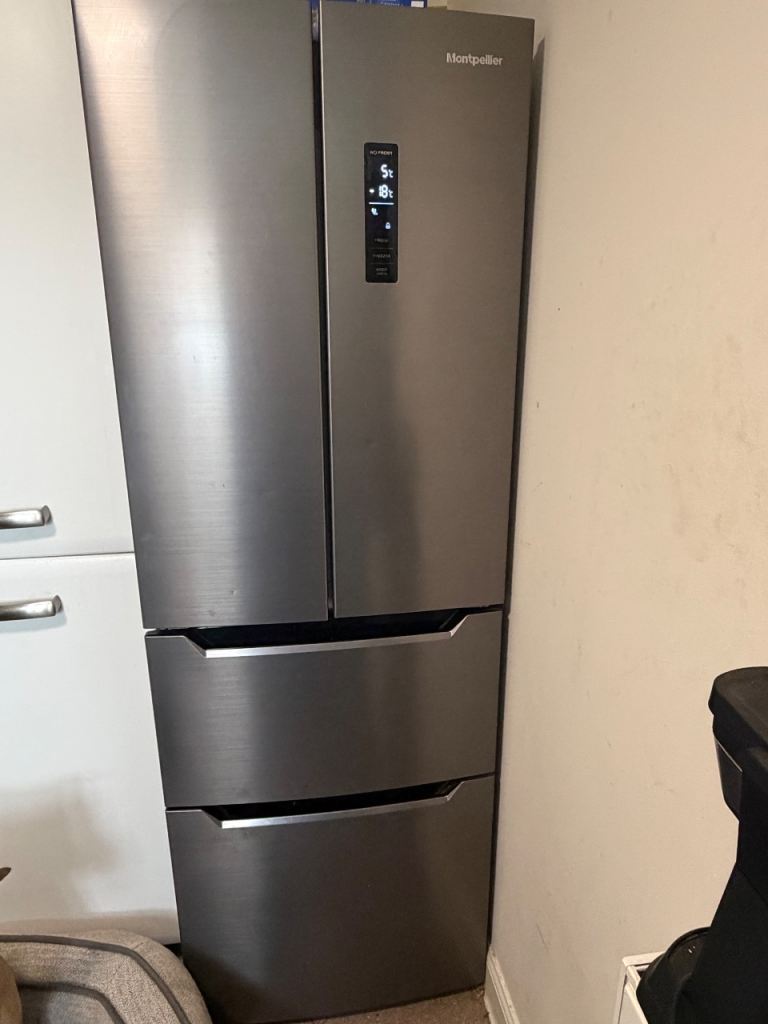 Frost free fridge freezer 