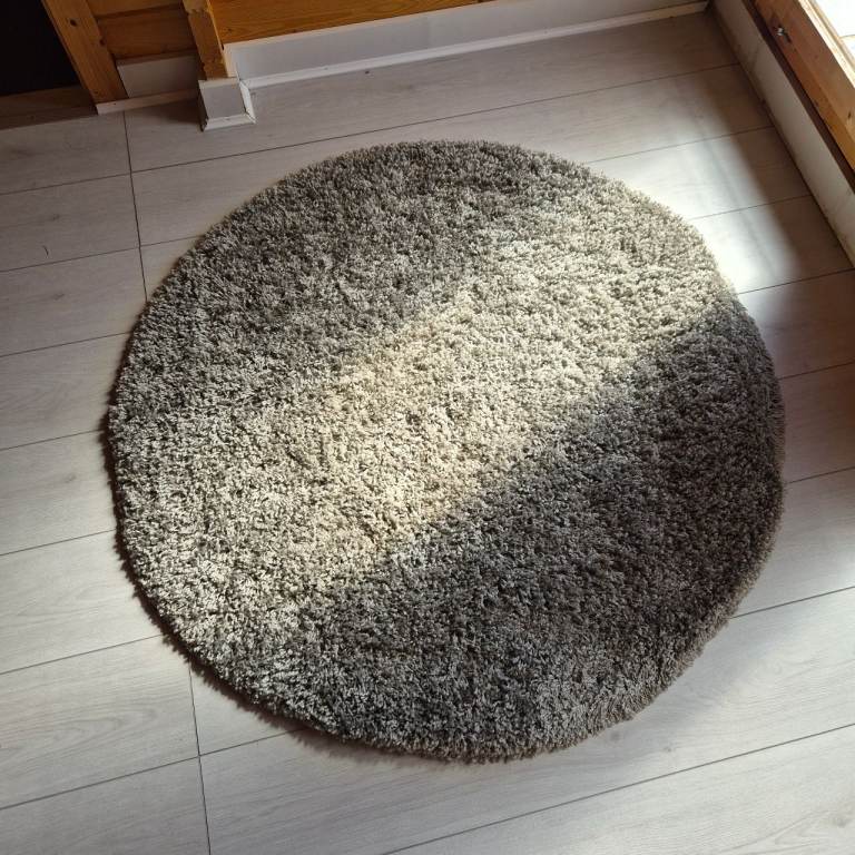 Round Grey Shaggy Rug – Good Condition