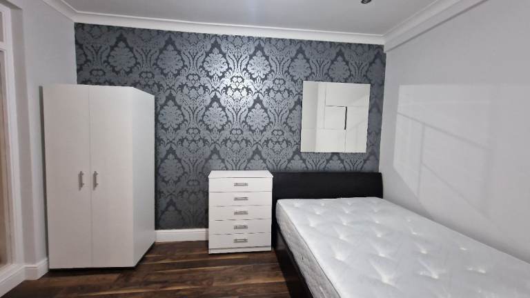 Spacious Double Room with Private Living Area (Bills Included) - Barking IG11