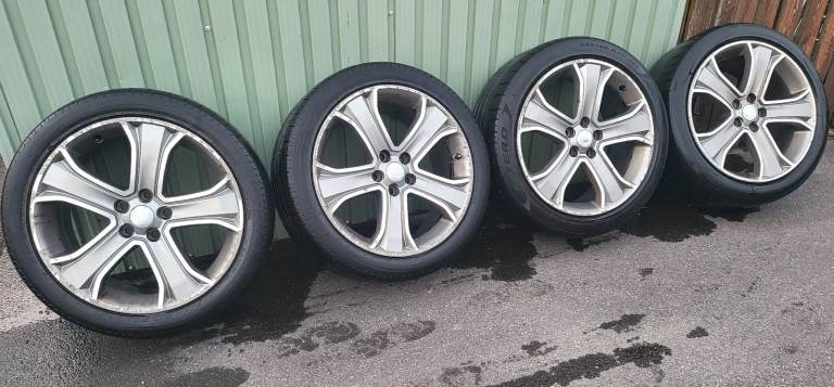 4 wheels & tyres range rover sport 2012 275/40/ZR20