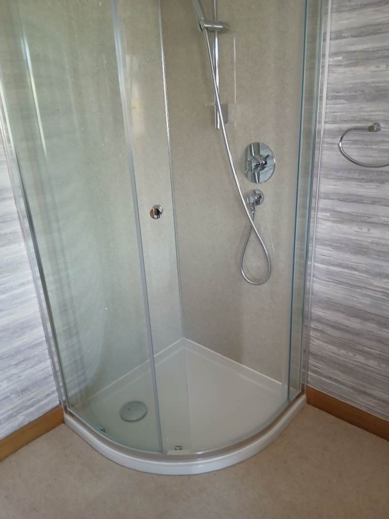 Corner shower with screen. 