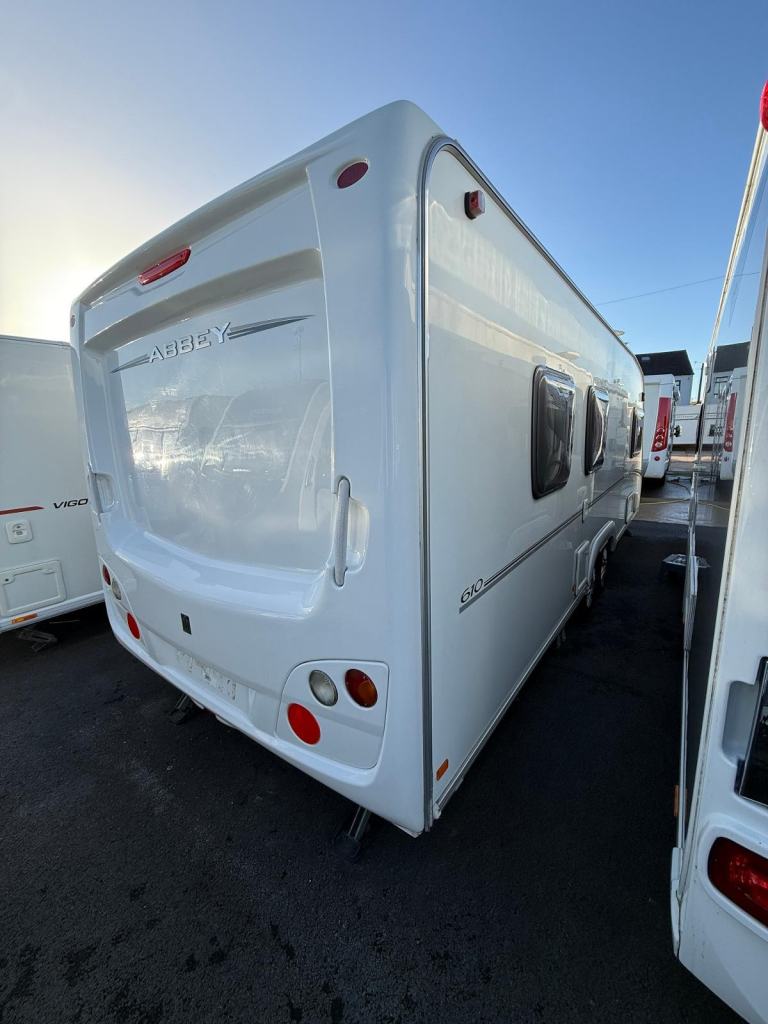 Abbey Vogue 2 610 Twin Axle Rear Island Bed Middle Bathroom