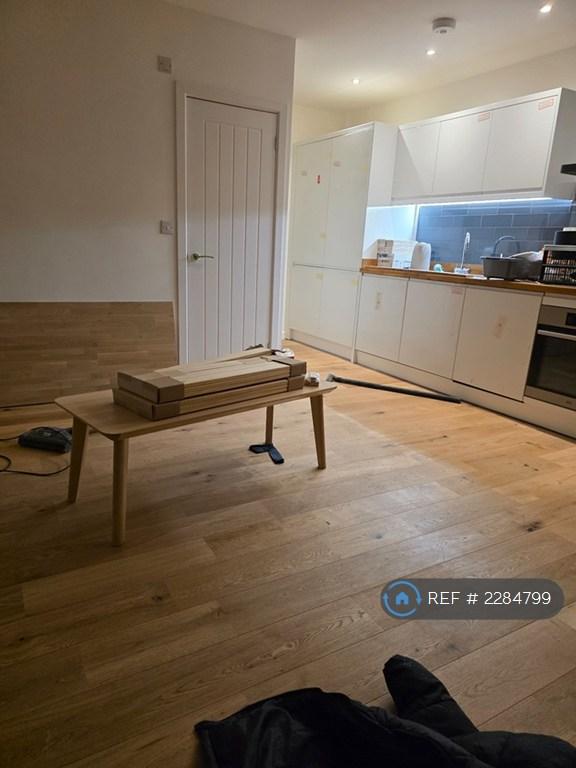 1 bedroom flat in Clapham Road, London, SW9 (1 bed) (#2284799)