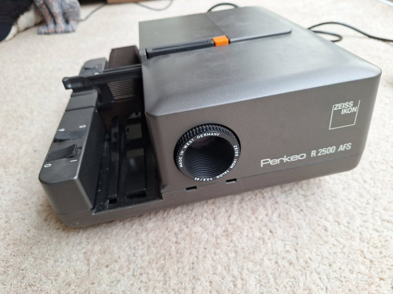 Zeiss Ikon Perkeo R2500 35mm Slide Projector (Needs New Bulb)