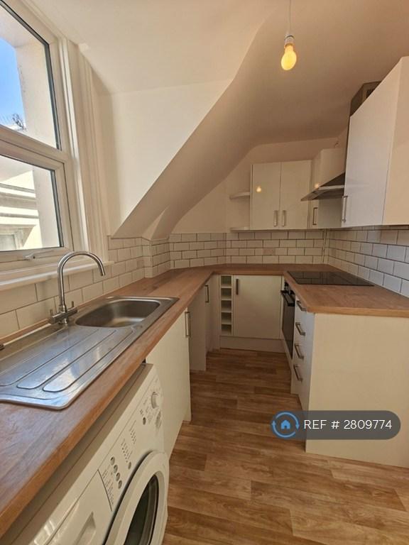 2 bedroom flat in Churchill Court, Eastbourne, BN21 (2 bed) (#2809774)