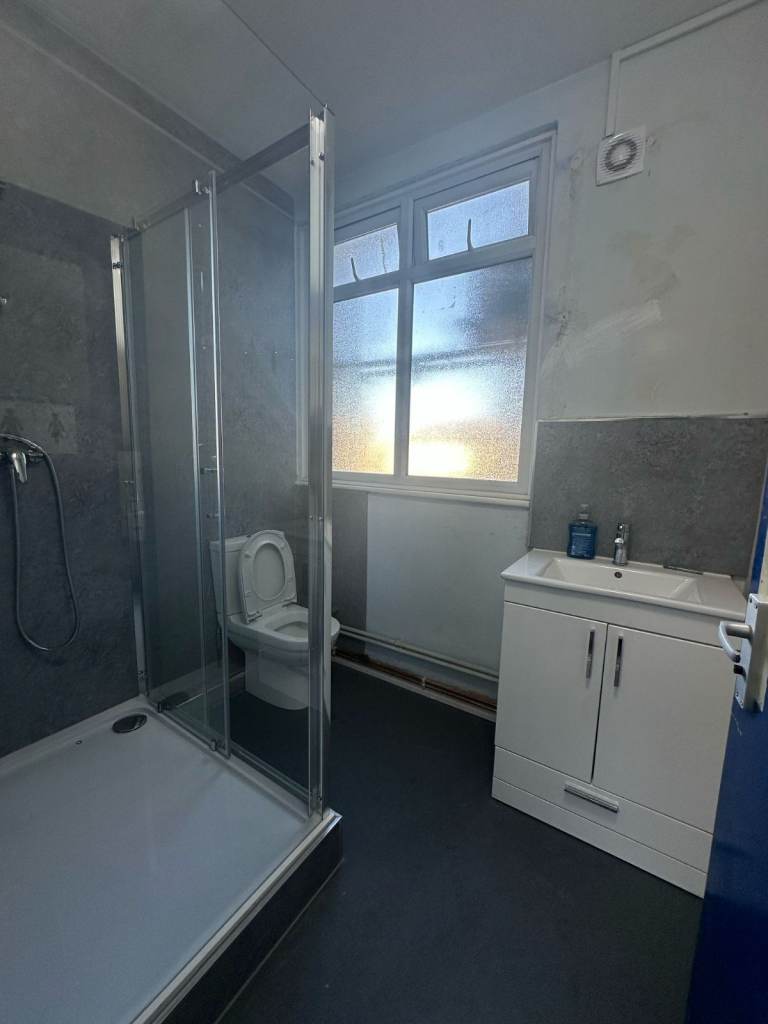 1 Large  Double bedroom to Rent in HMO Property (RM18)