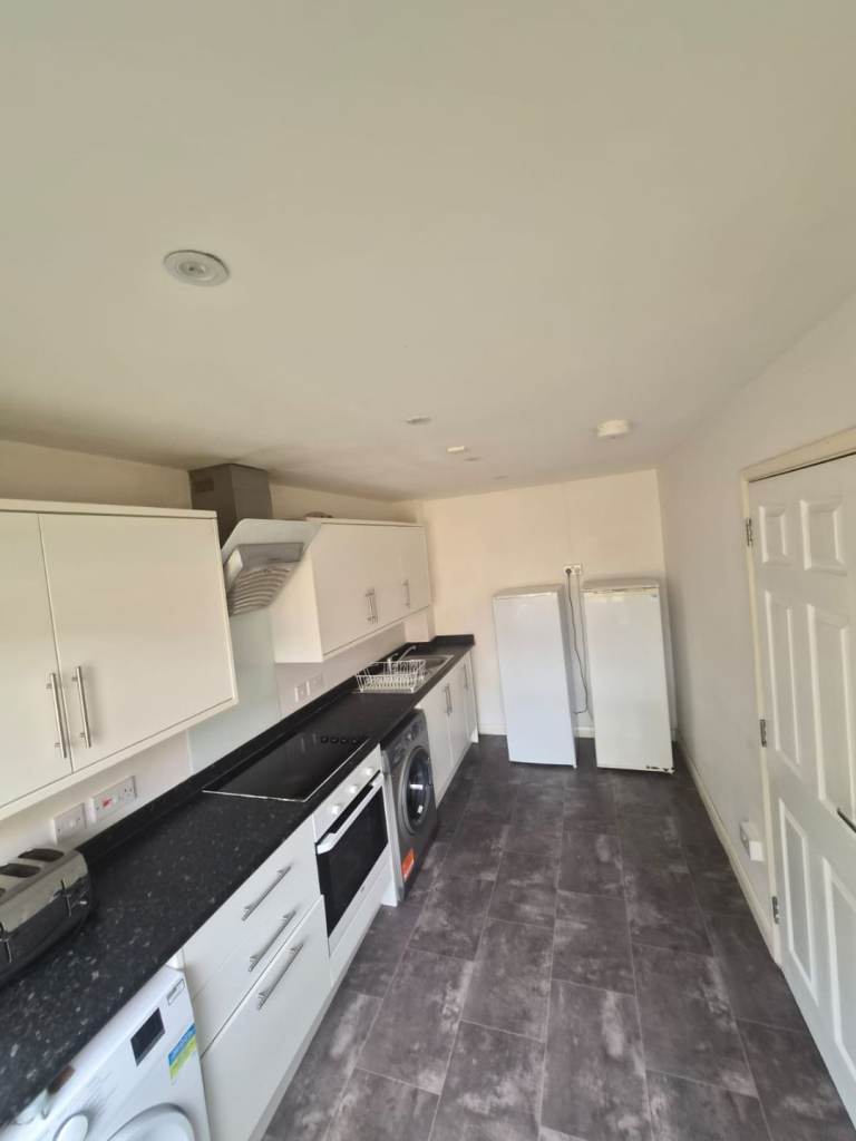 5 bed full house £2750 or room split