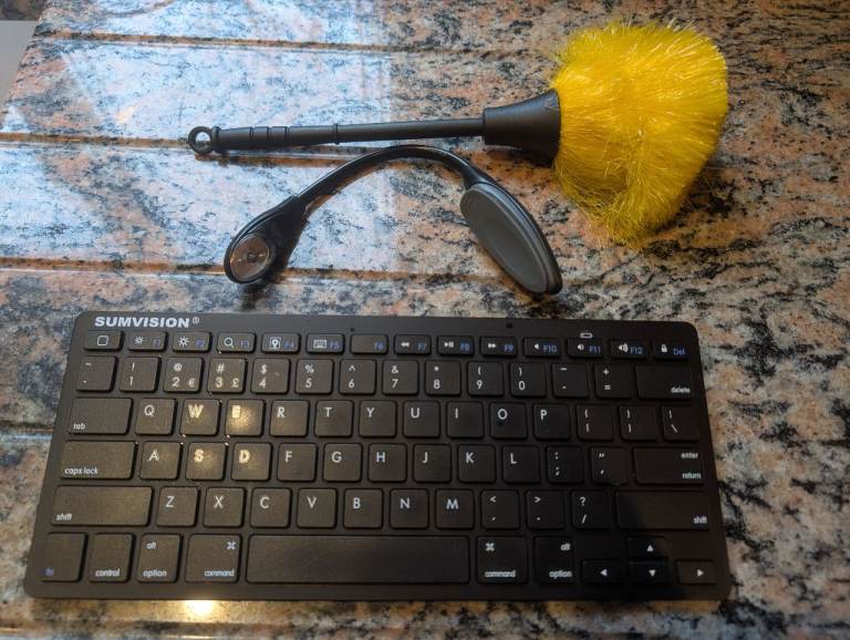 Sumvision Bluetooth Wireless QWERTY Keyboard (AAA batteries) Clip-on Light & Duster
