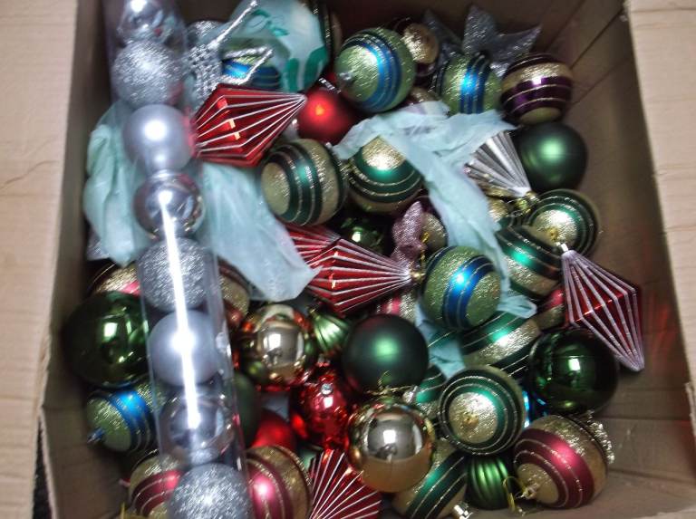 CHRISTMAS TREE DECORATIONS 