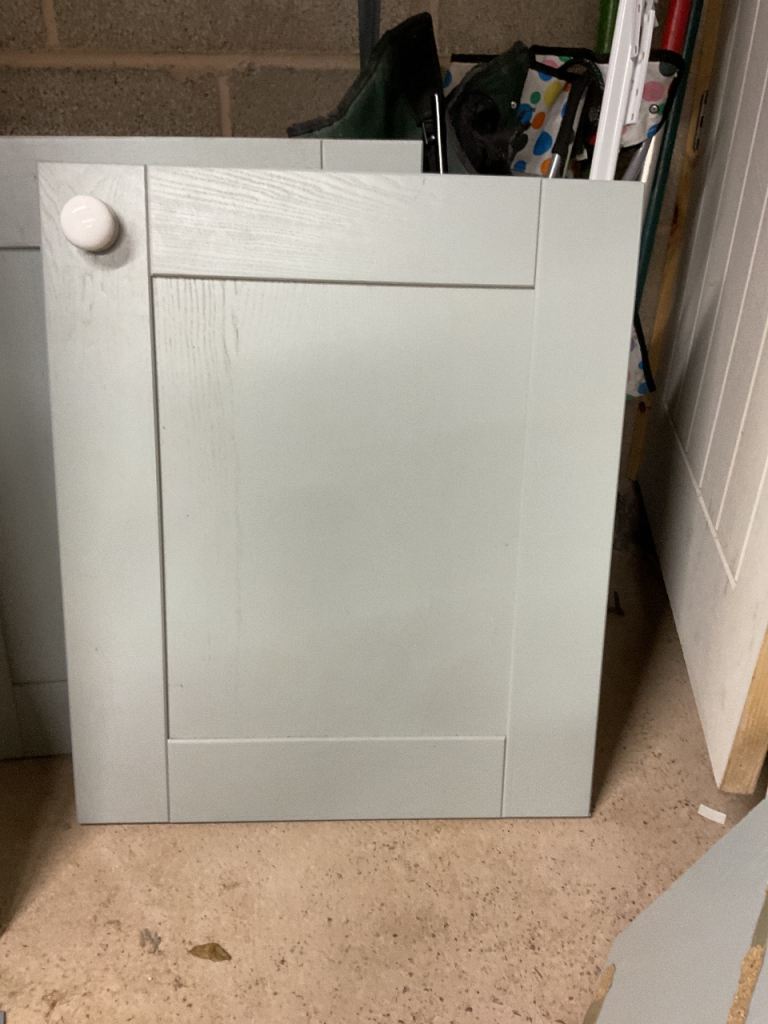 Light Grey Kitchen Cabinet Door with Knob Handle