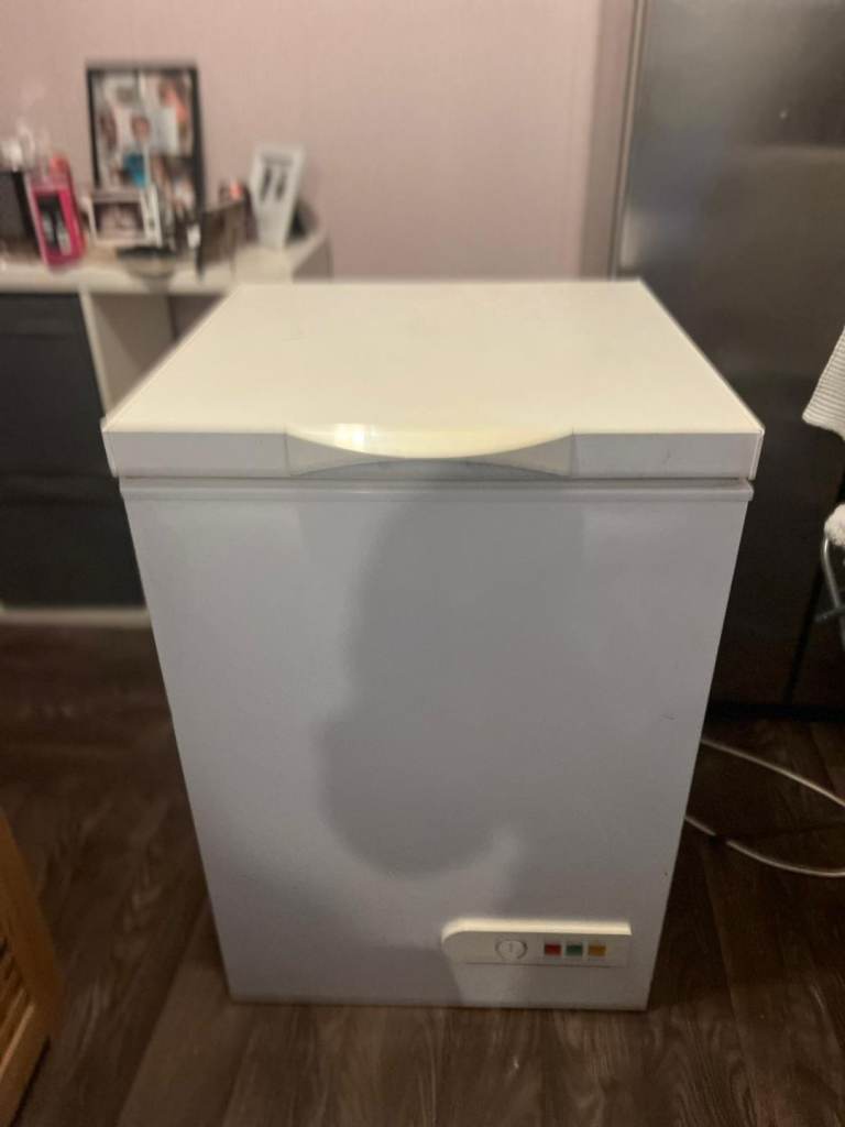 Small size chest freezer _fully working condition 