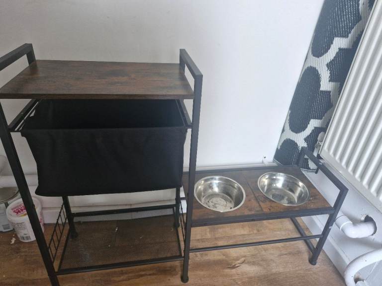 Dog feeding station 