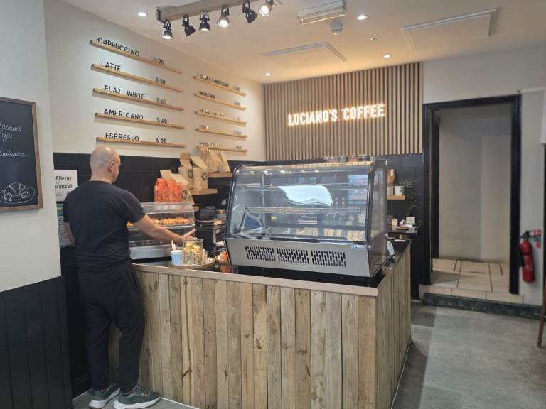 SHOP TO RENT / COFFEE SHOP /  OFFICE / HIGHGATE BORDER