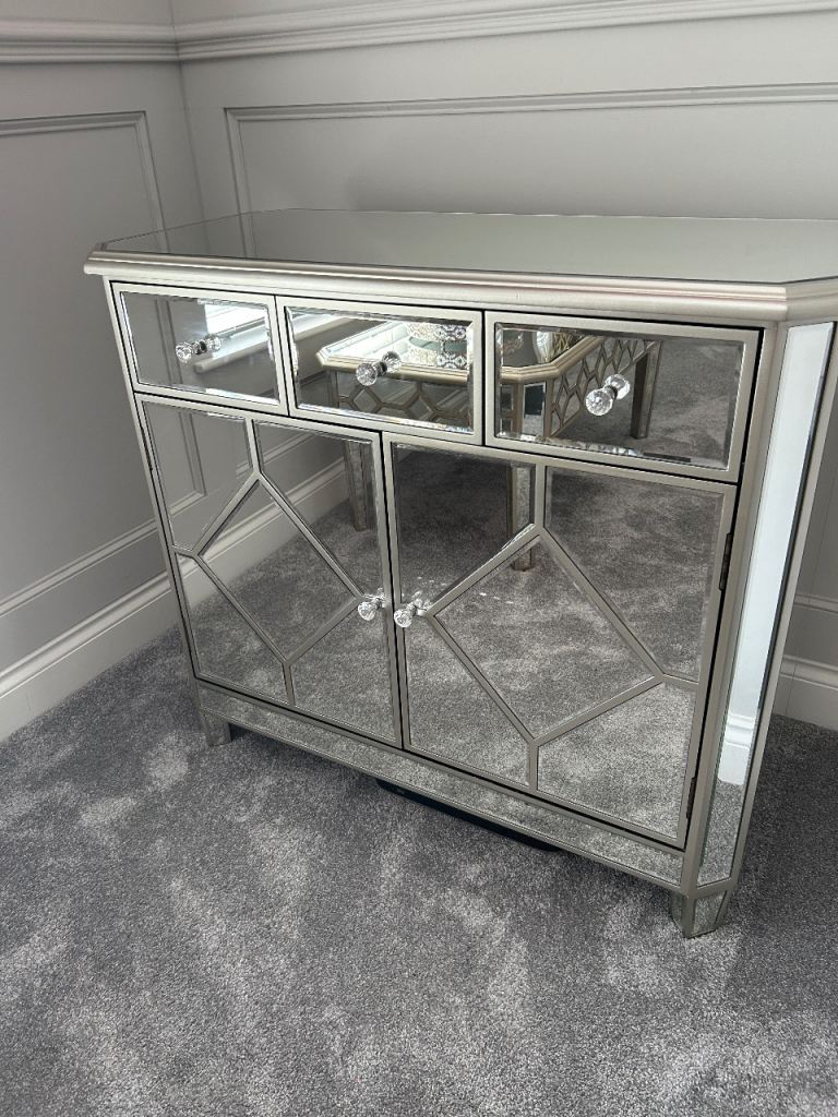 **REDUCED Stunning matching set mirrored sideboard and coffee table excellent condition 