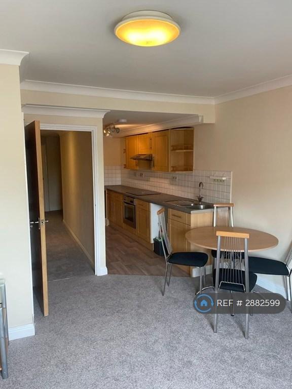3 bedroom flat in Oxon Court, Portsmouth, PO1 (3 bed) (#2882599)