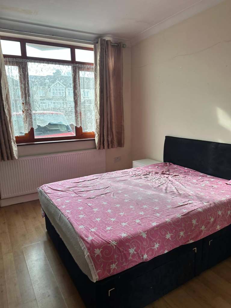 LARGE STUDIO FLAT IN IG2- £1200 ALL BILLS INCL