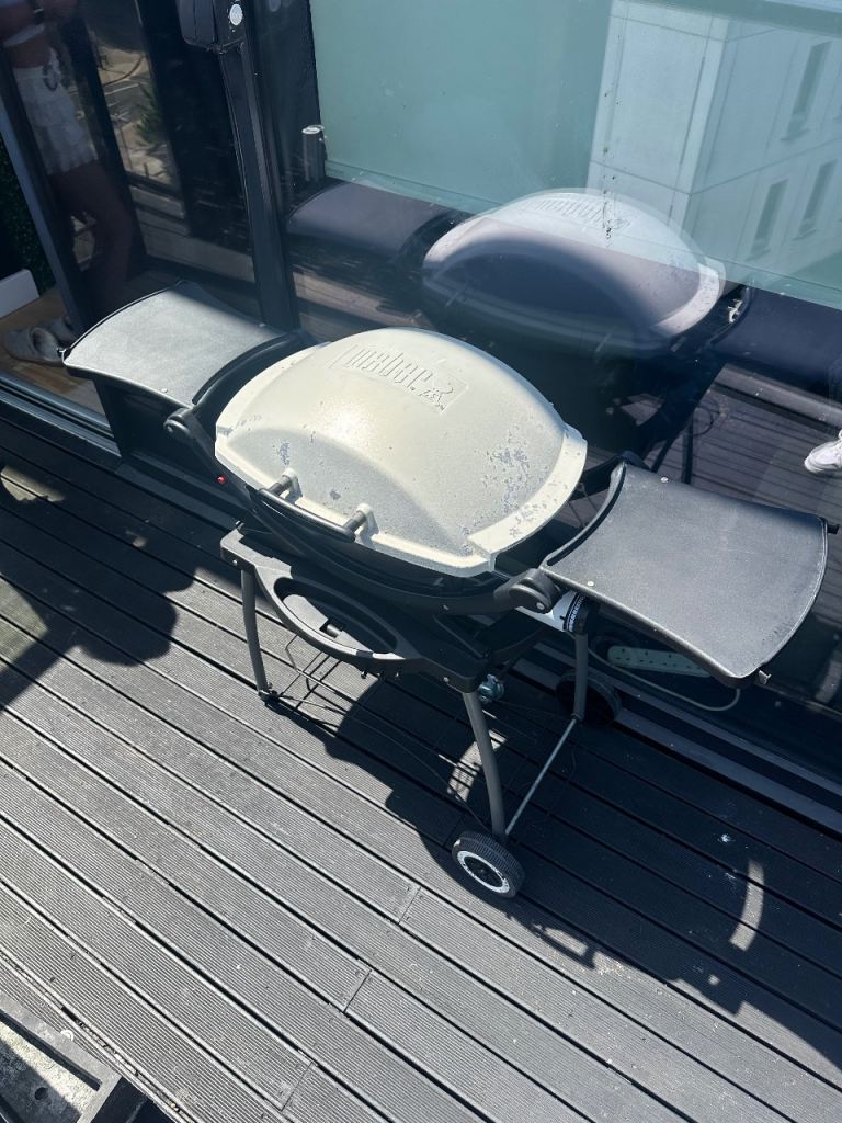 Weber q2xx portable gas bbq with original stand full working 