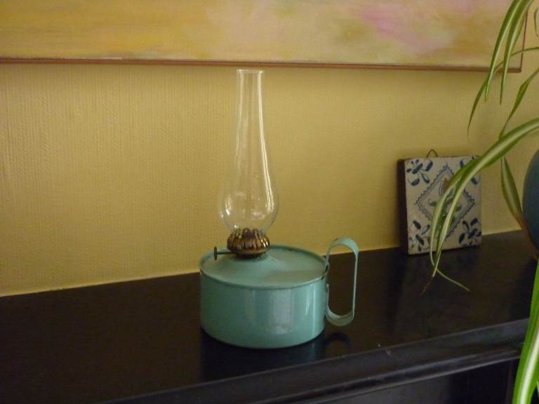 Vintage oil lamp with handle