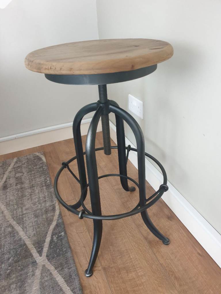Industrial Style Bar Stool – Adjustable Wood Top & Black Metal