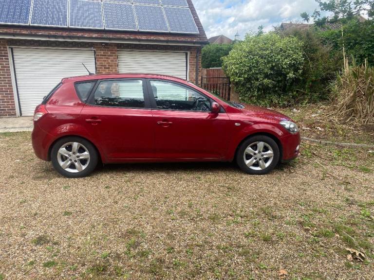 2010 KIA CEED 1,6 CRDI DIESEL 89 2 EcoDyna , 55 mpg, 5 DOOR HATCHBACK ,LONG MOT. £20 ROAD TAX.