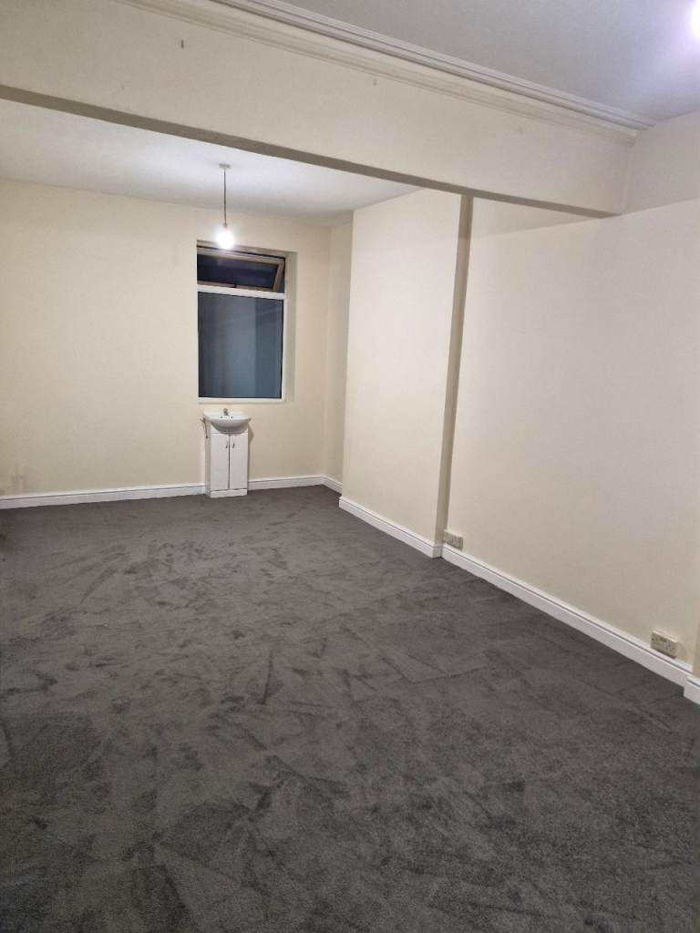 Very large double room (with a sink) very close to the city centre. £500pm incl bills & FREE WIFI