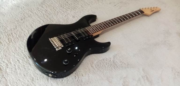 Yamaha ERG121 electric guitar plays n sounds great