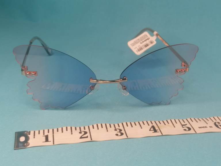 Very nice, stylish Women's Sunglass butterfly style. Brand new.