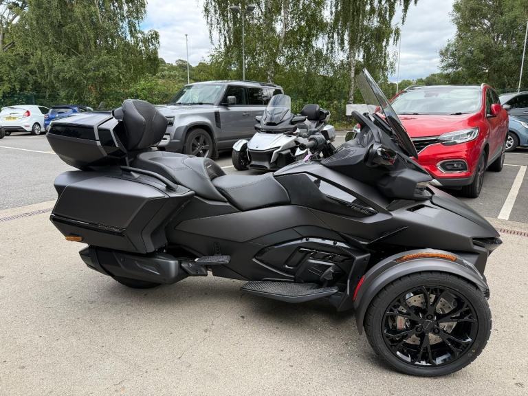 2025 Can-Am Spyder RT Limited 1330cc 6 speed semiauto trike Carbon Black