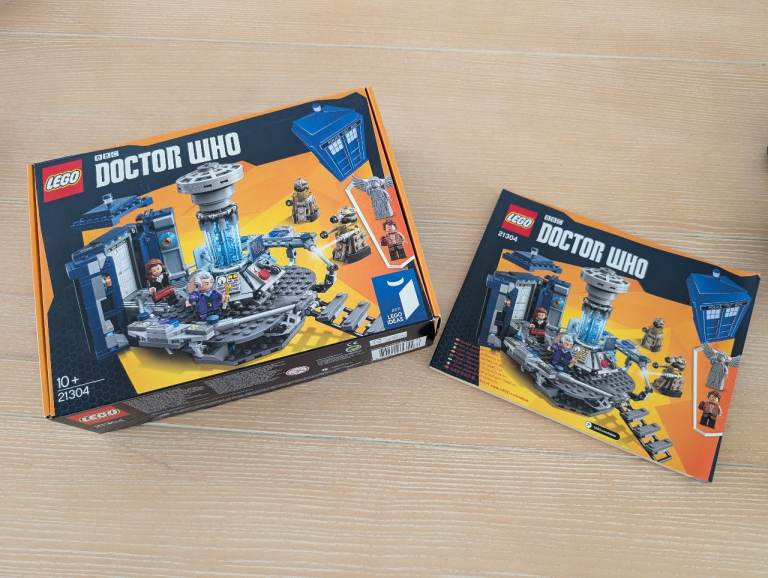 LEGO Ideas Doctor Who TARDIS Set 21304 with Minifigures