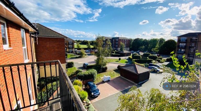 1 bedroom flat in St. Catherines Close, London, SW20 (1 bed) (#2967224)