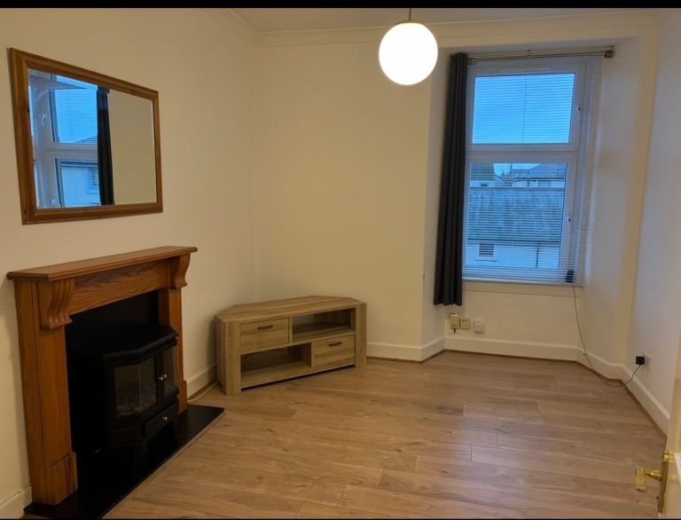 Small one bedroom unfurnished Flat in Central Broughty Ferry, available to rent.