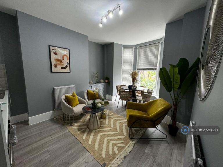 2 bedroom flat in Crescent Road, London, E13 (2 bed) (#2720630)