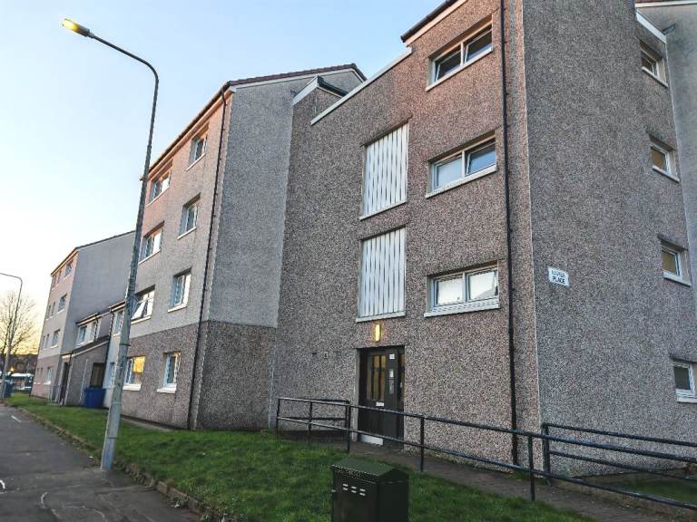 Govan (G51 2LN) - nice 3 bedrooms flat for long term let...