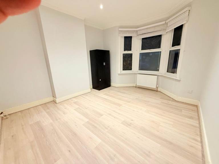 Beautiful 2/3 Bedroom with Two Bathroom House Available to let at Netley Rd Newburry park IG2, 