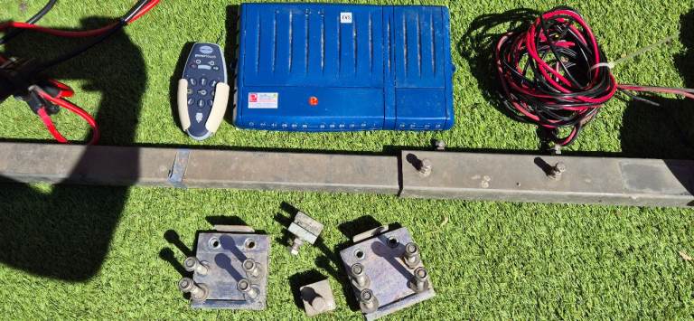 POWRTOUCH EVOLUTION motor mover with automatic roller engagement for caravan single axle.