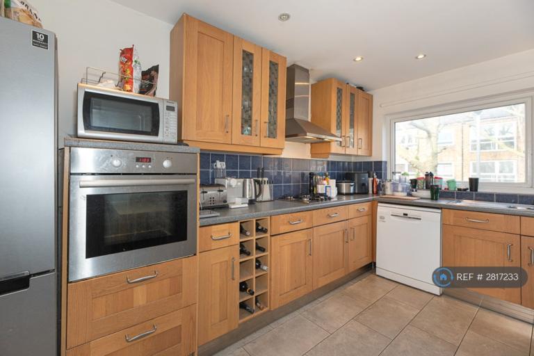 3 bedroom house in Garrick Close, London, SW18 (3 bed) (#2817233)