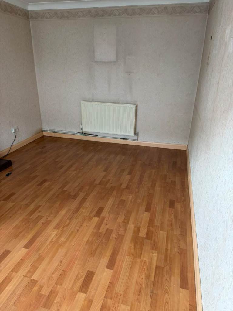 Unfurnished double available in L4 for 100per week 
