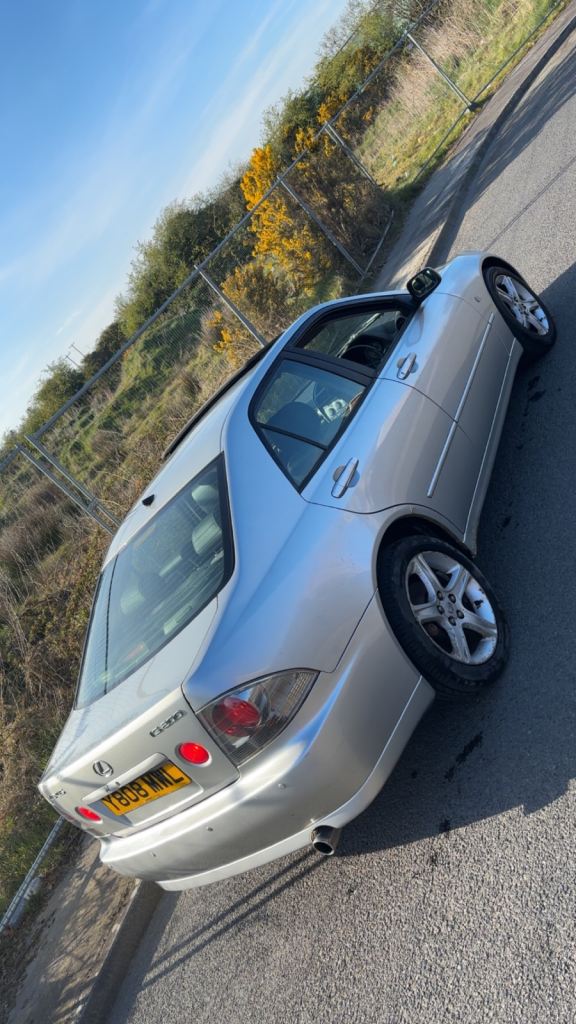 Lexus is200 £1750