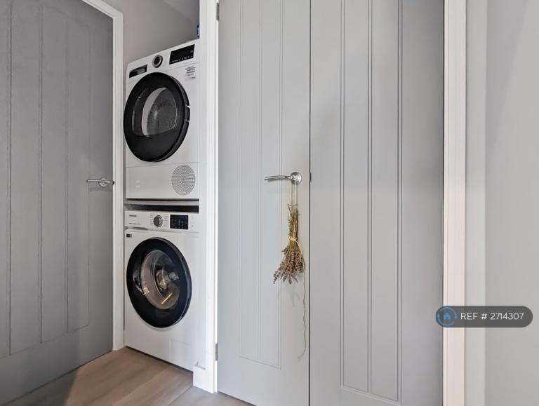 4 bedroom house in Wickwar Road, Kingswood, Wotton-Under-Edge, GL12 (4 bed) (#2714307)