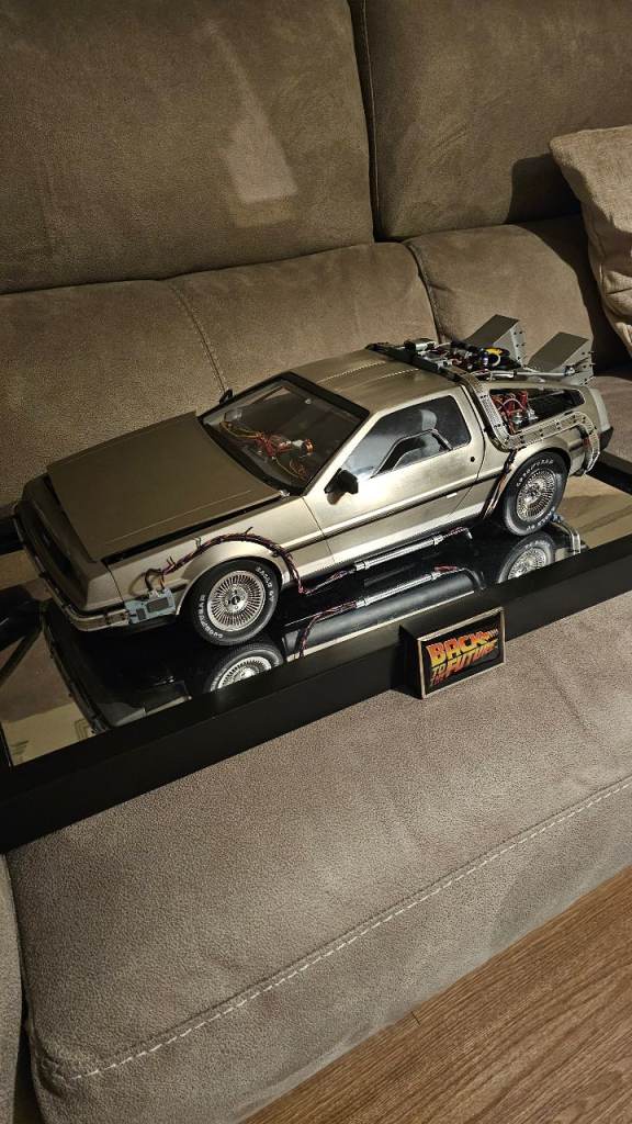 **SOLD**Eaglemoss delorean back to the future